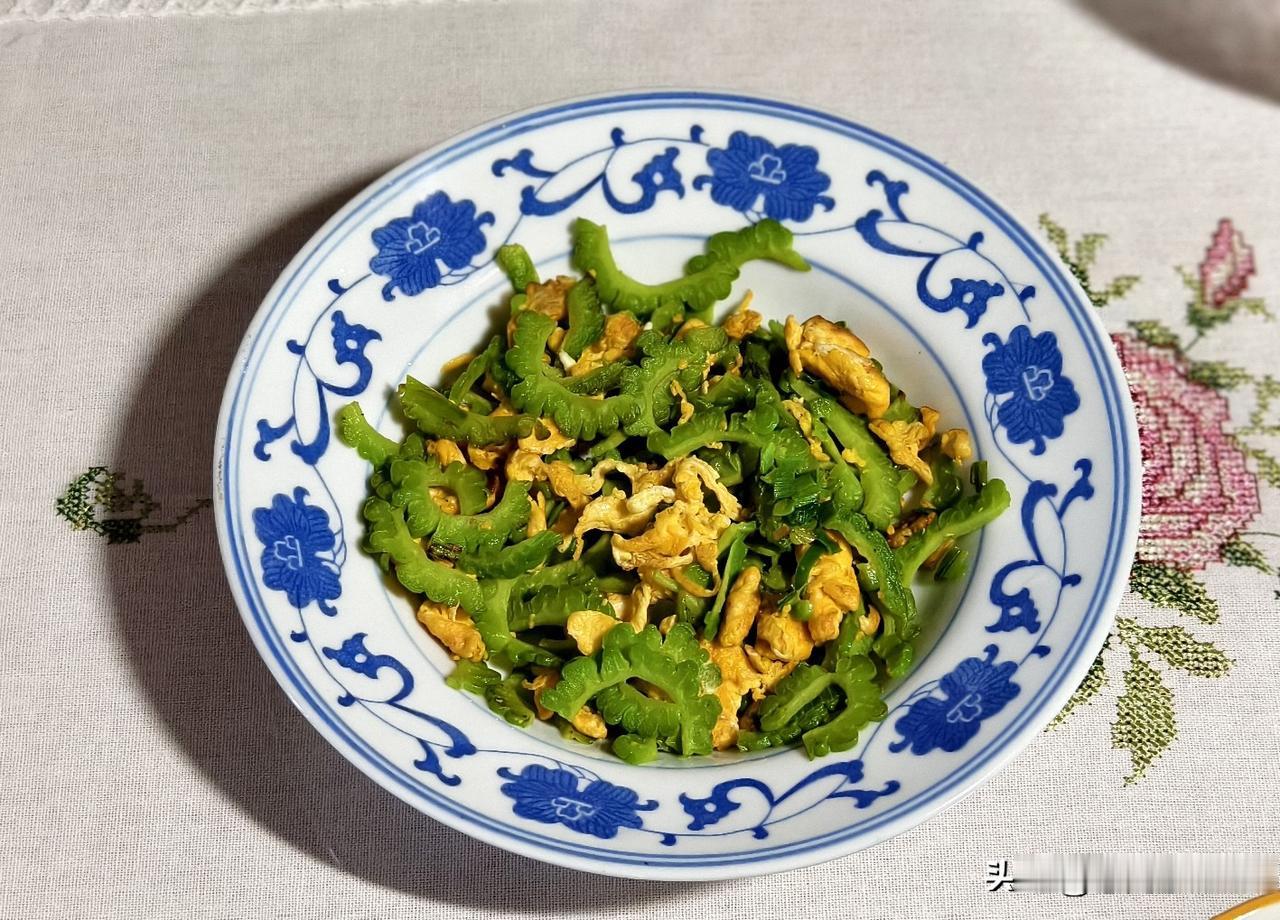 早餐我做了苦瓜炒蛋。
伏天是不是应该吃点败火的，今天觉得嗓子不太舒服。
一个鸡蛋