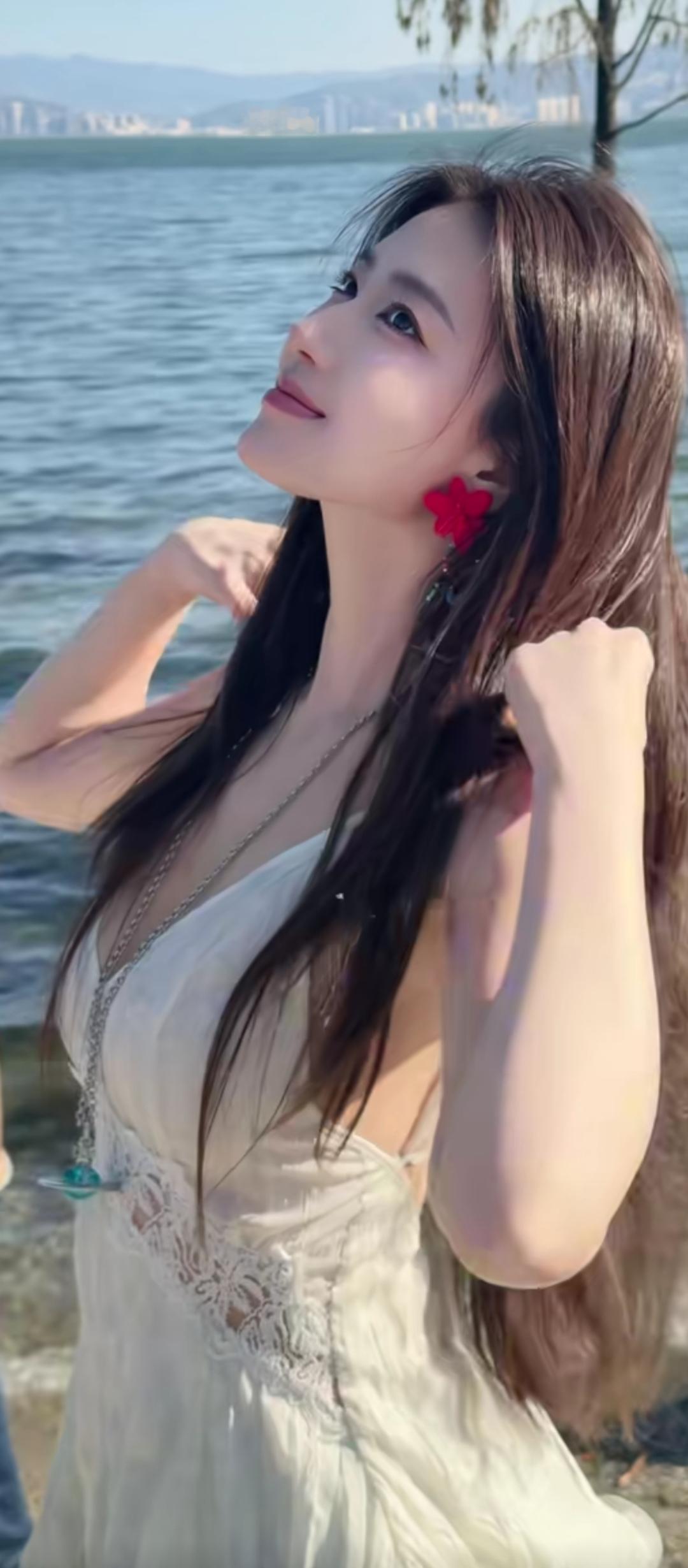 湖畔轻抚发，红叶映秋波。