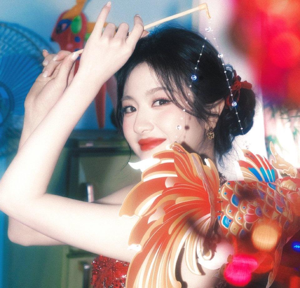 原来李兰迪是妈妈的“青春复刻版”！妈妈一句我年轻长这样，直接戳中笑点又暖心，眉眼