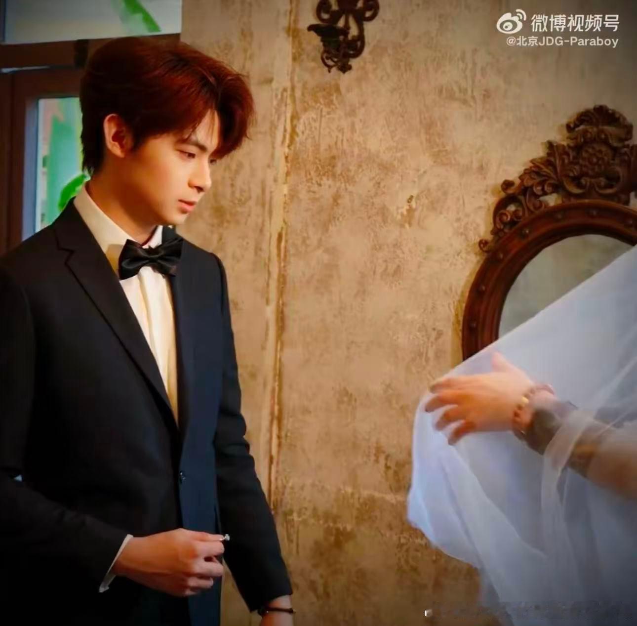 看完伞兵婚纱自动穿上了沉浸式看完伞兵的整支vlog，浪漫氛围感扑面而来，情绪彻底
