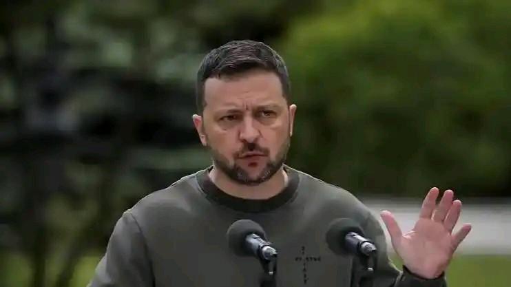 在俄乌冲突中，泽连斯基陷入了“谈判无筹码，停火无掌控，外援不可靠”的困境，其决策