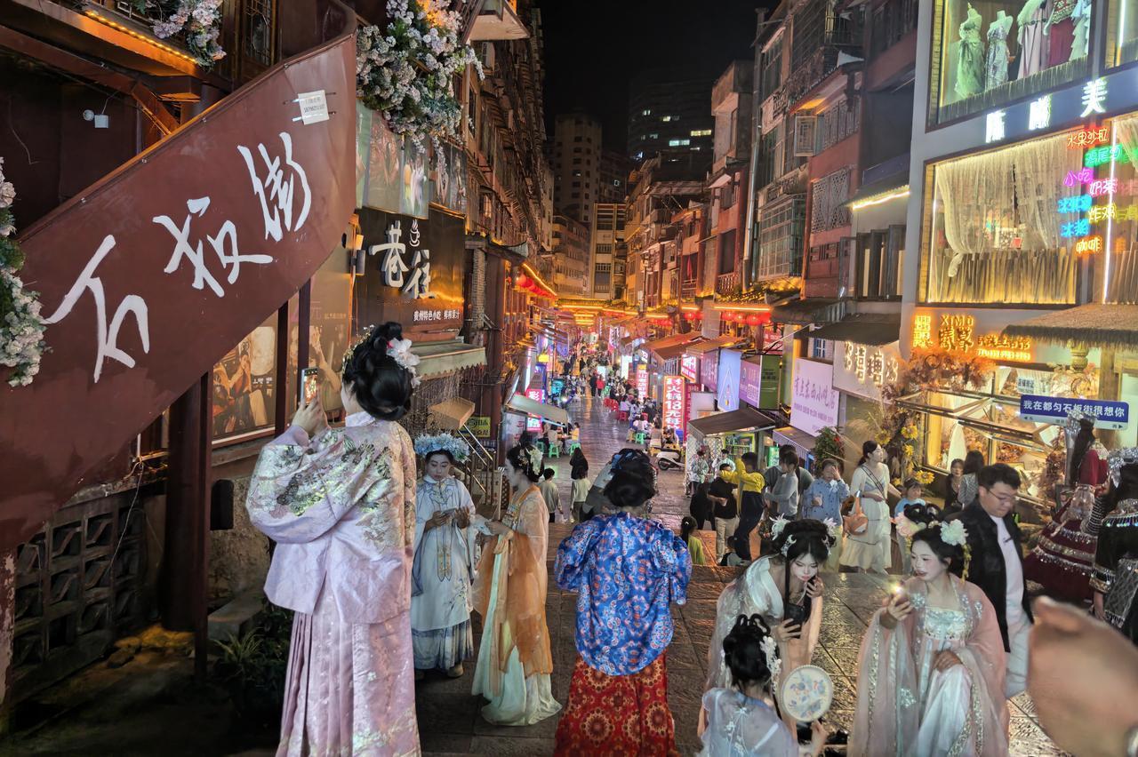 都匀石板街：灯火里千年烟火，夜色里的黔南浪漫｜夜色漫过都匀，石板街的红灯笼次第亮