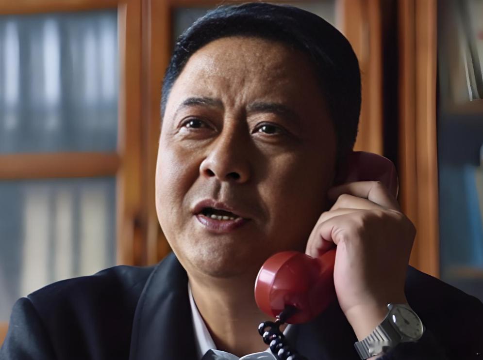 某国企处级干部日元为乙木，月柱丙午，伤官当令，日支和时支均在酉，做功的方式为伤官