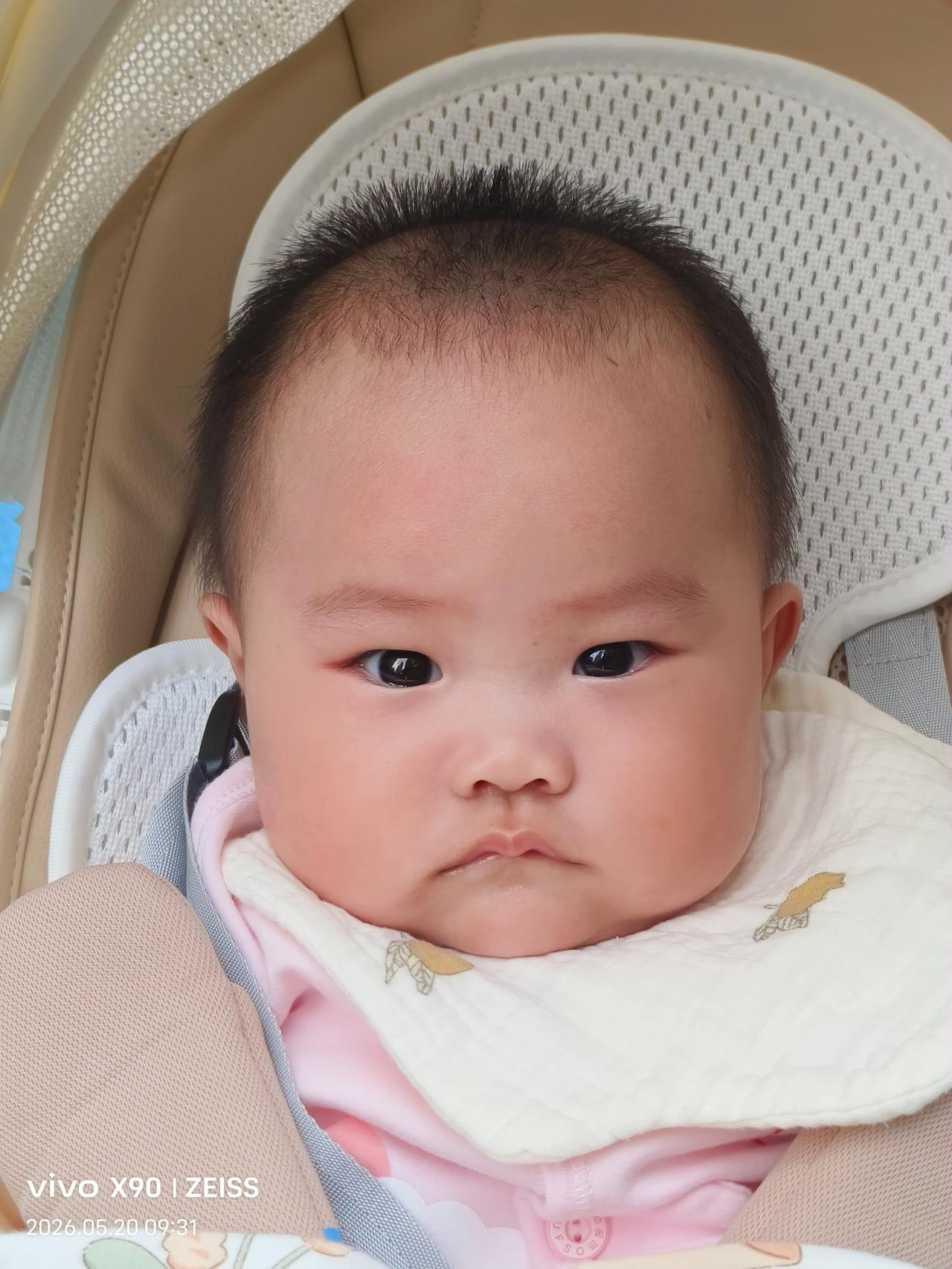 呦呦是国民媳妇脸？确实有点，大体上符合大众审美，宜室宜家，亲和力强，踏实温婉，深