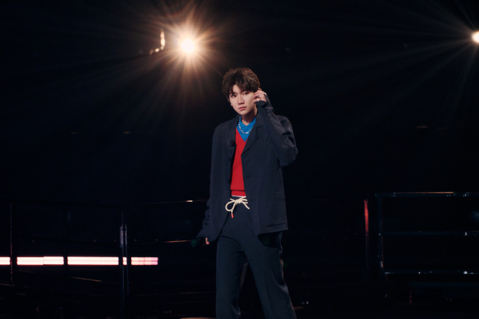 王源黑西装look、王源红蓝拼接内搭  王源天赐的声音look🈶手拿绿色话筒身