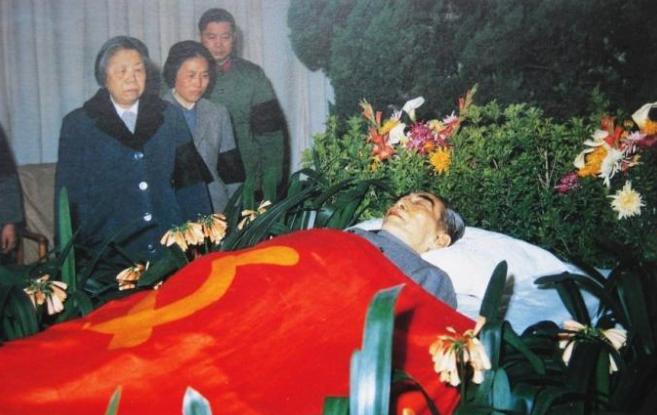 周总理离世3小时后，遗体就解剖研究了，腹腔多处布满恶性肿瘤，而骨灰撒放的3个地点