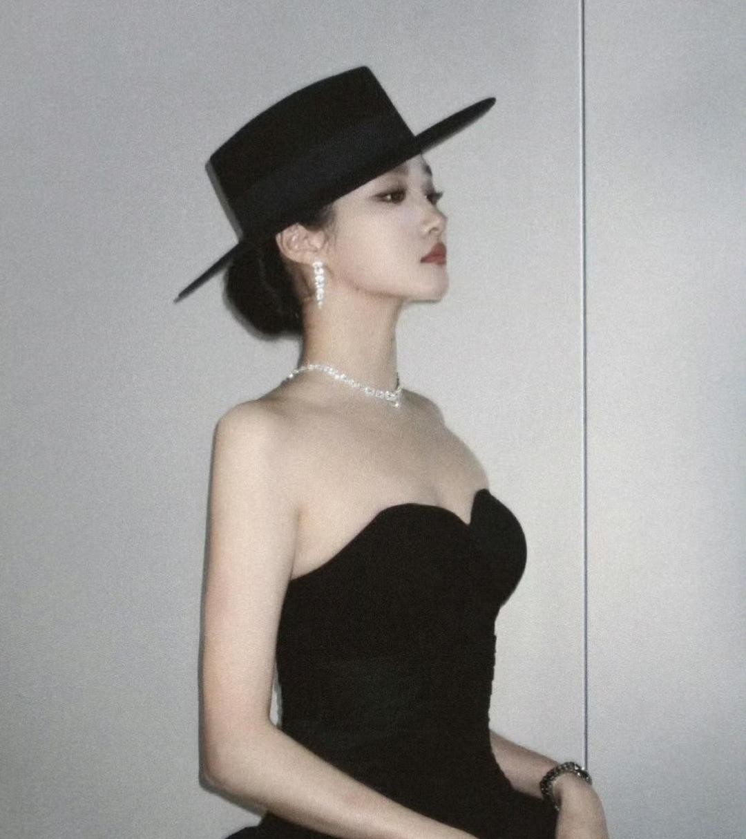 因为造型土不给力，
关晓彤这些年真的没被网友蛐蛐，
如今大家突然发现她的造型师是