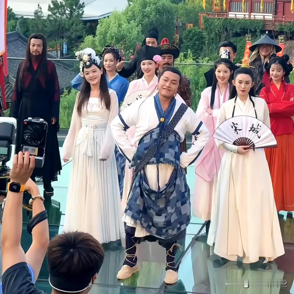 63岁男演员马景涛在直播间晕倒，倒地时直播间的人以为他是演的，说他“要被调戏了”