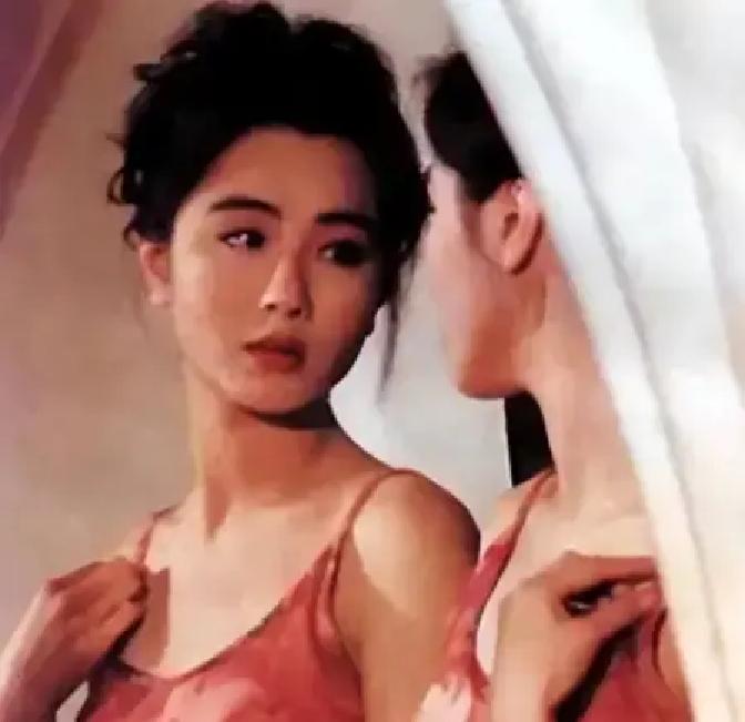 袁洁莹和刘銮雄那段旧闻又被翻出来。

1991年她25岁，刚凭《开心鬼》系列爆红