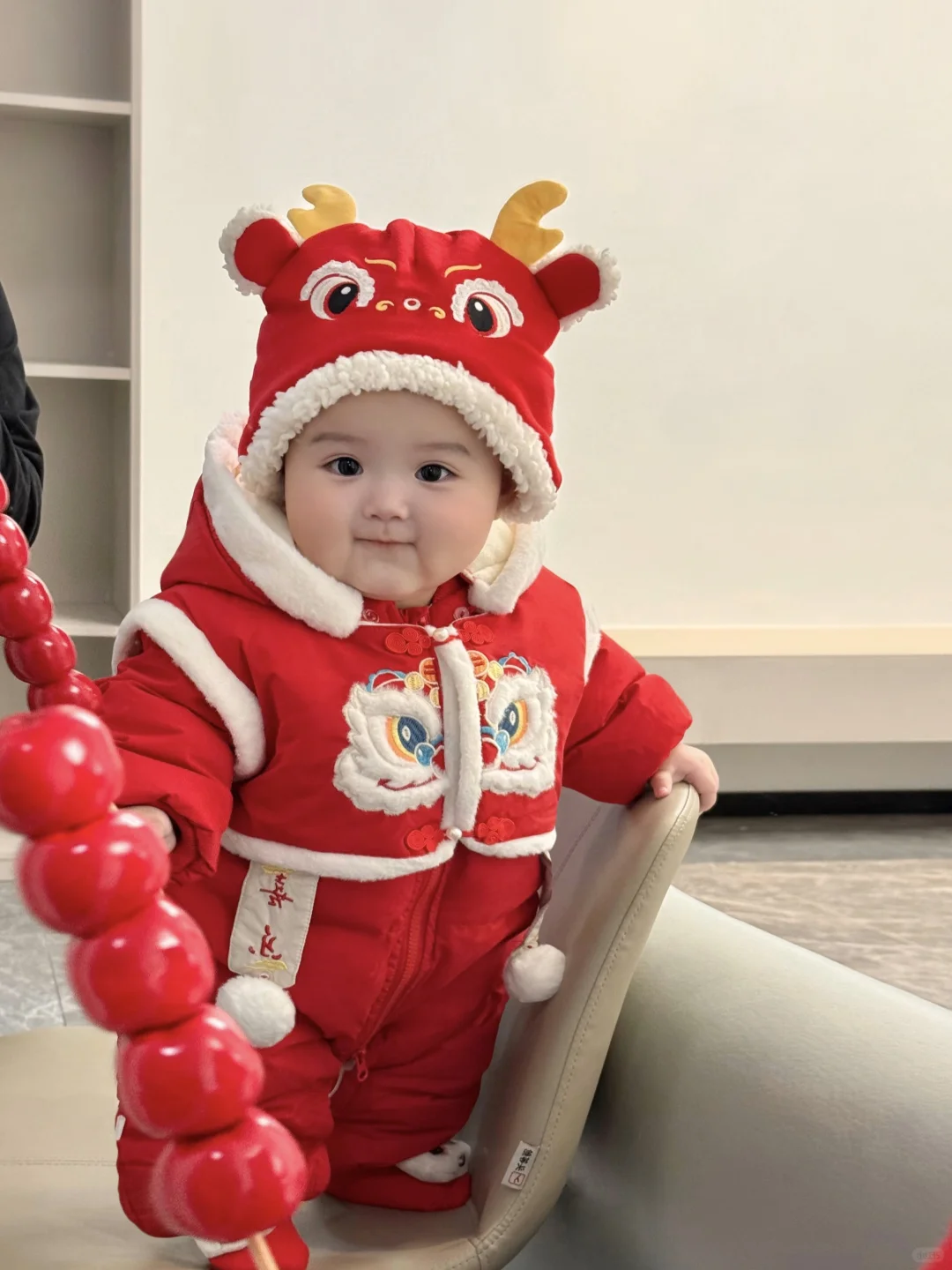 好喜欢我的胖宝宝，真像一个小手办呀～