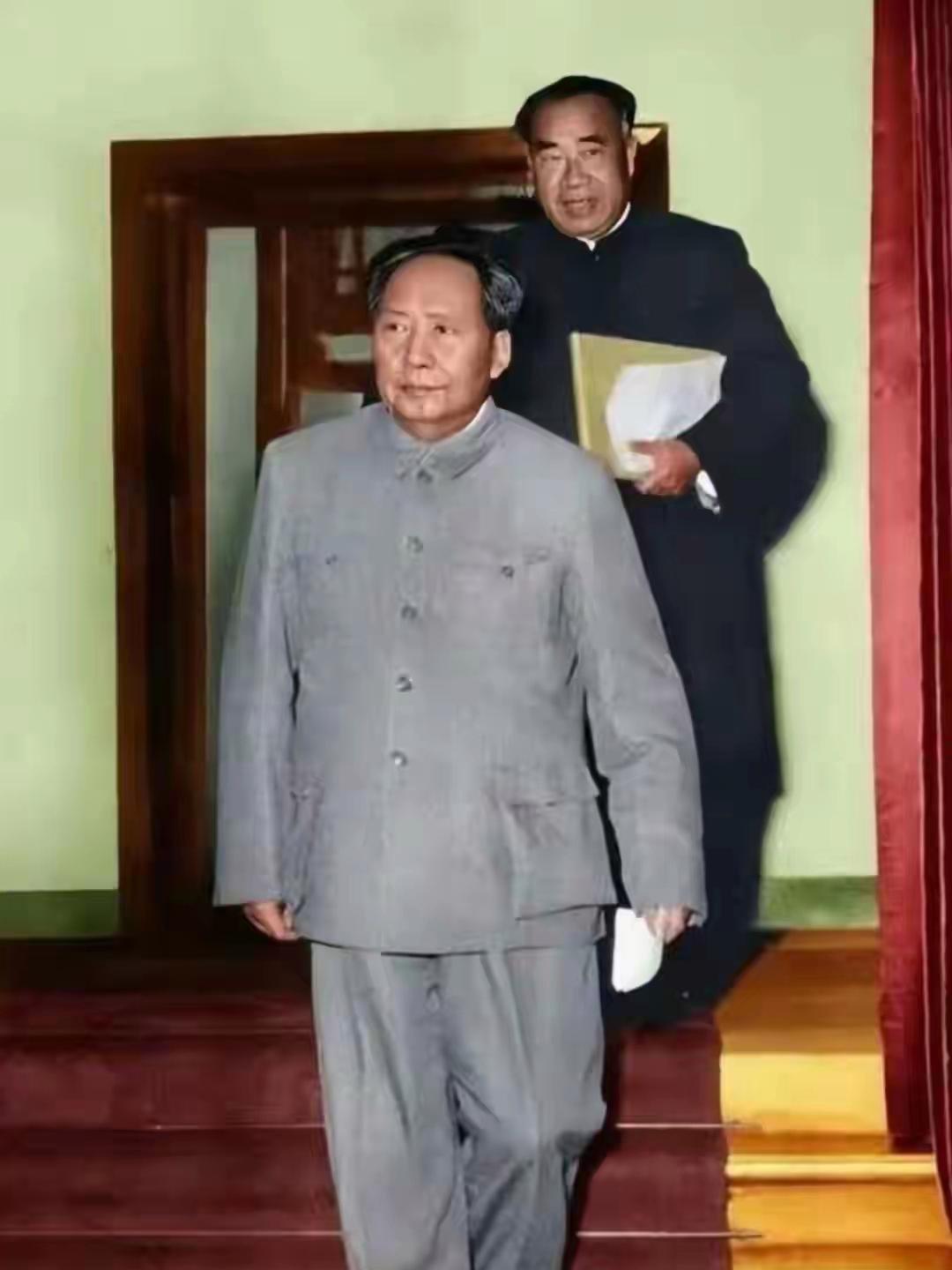 上世纪50年代中后期，北京中南海怀仁堂室内会场通道。会议即将开始，毛泽东迈步走向