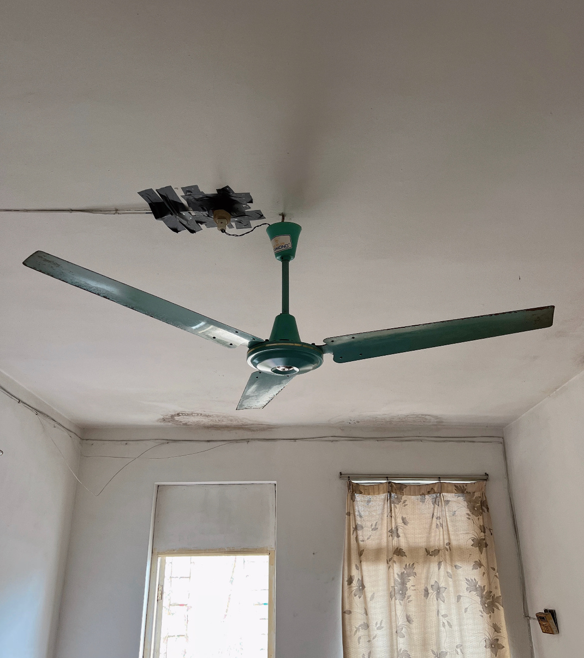 睡觉时被空调砸到头了居然不是个例，真是一代人有一代人的屋顶阴影，谁和我一样看到吊