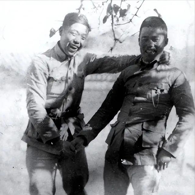 1943年10月24日，山西临汾以北25公里。 13辆日军卡车，卷着尘土驶进一条