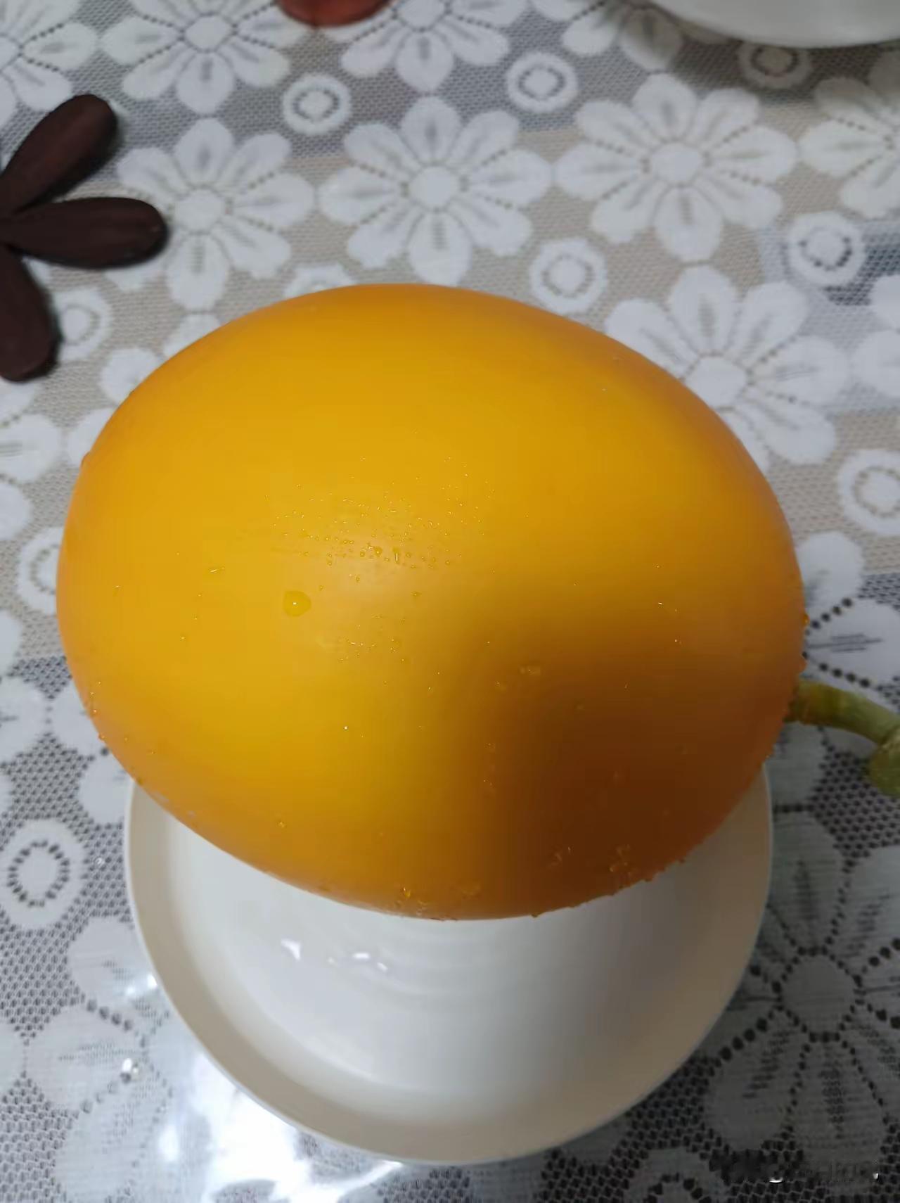 买了几个甜瓜，甜的很。大快朵颐之后，全家人都感觉到嗓子发干，发紧，痒痒的，还有人