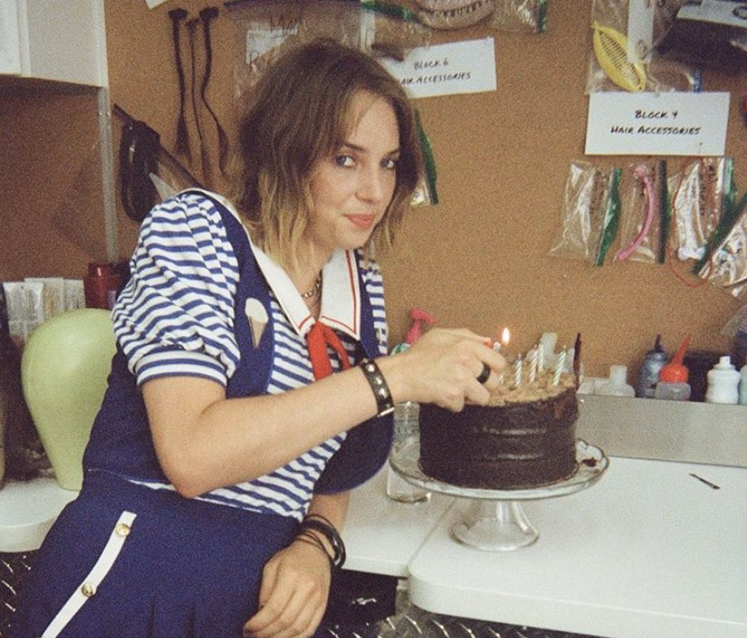 玛雅·霍克在《怪奇物语》第三与第四季幕后片场的几张照片怪奇物语玛雅霍克