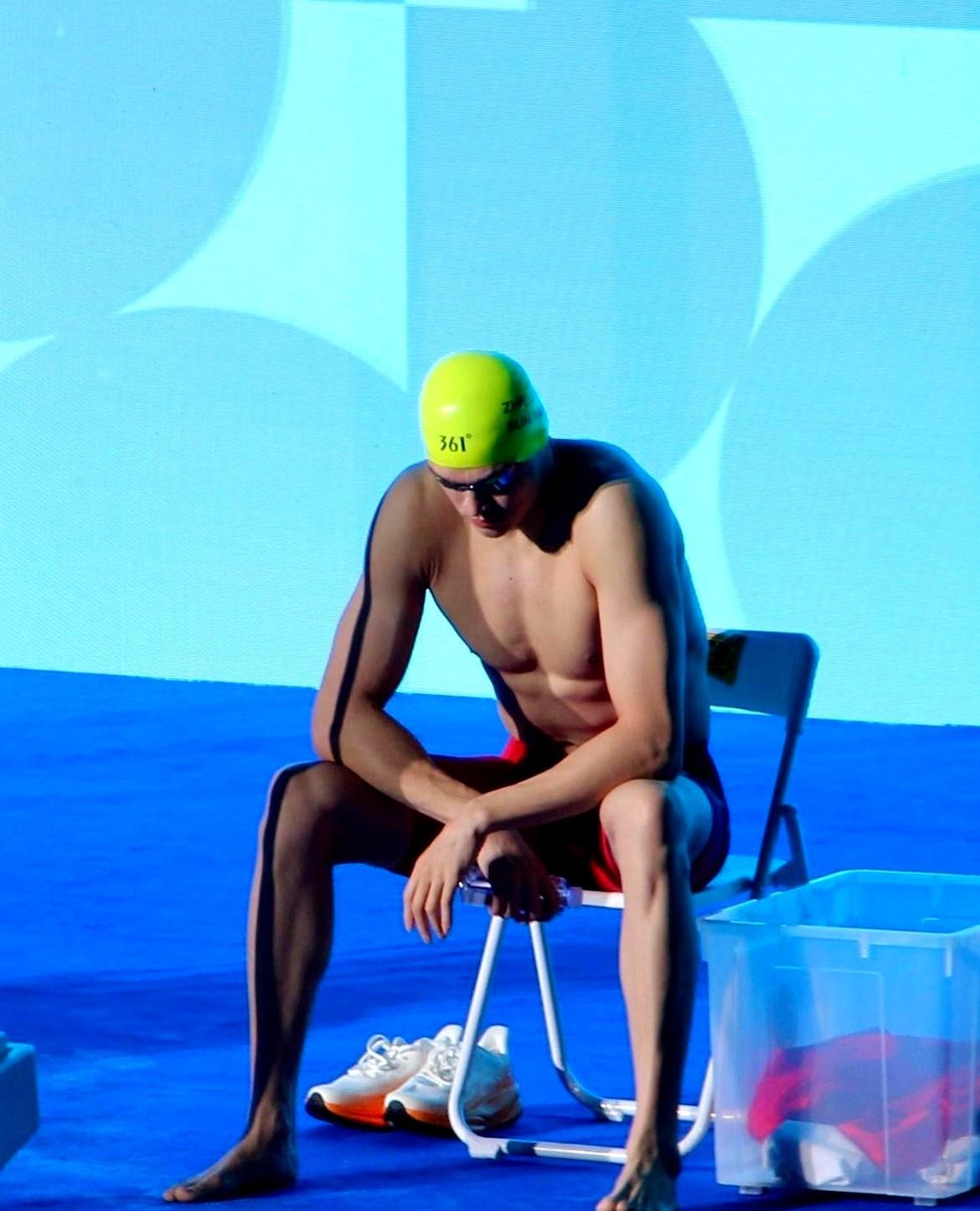 32岁孙杨输给18岁小孩，只慢了1秒5。

评论区却像过年。

有人笑他“英雄迟