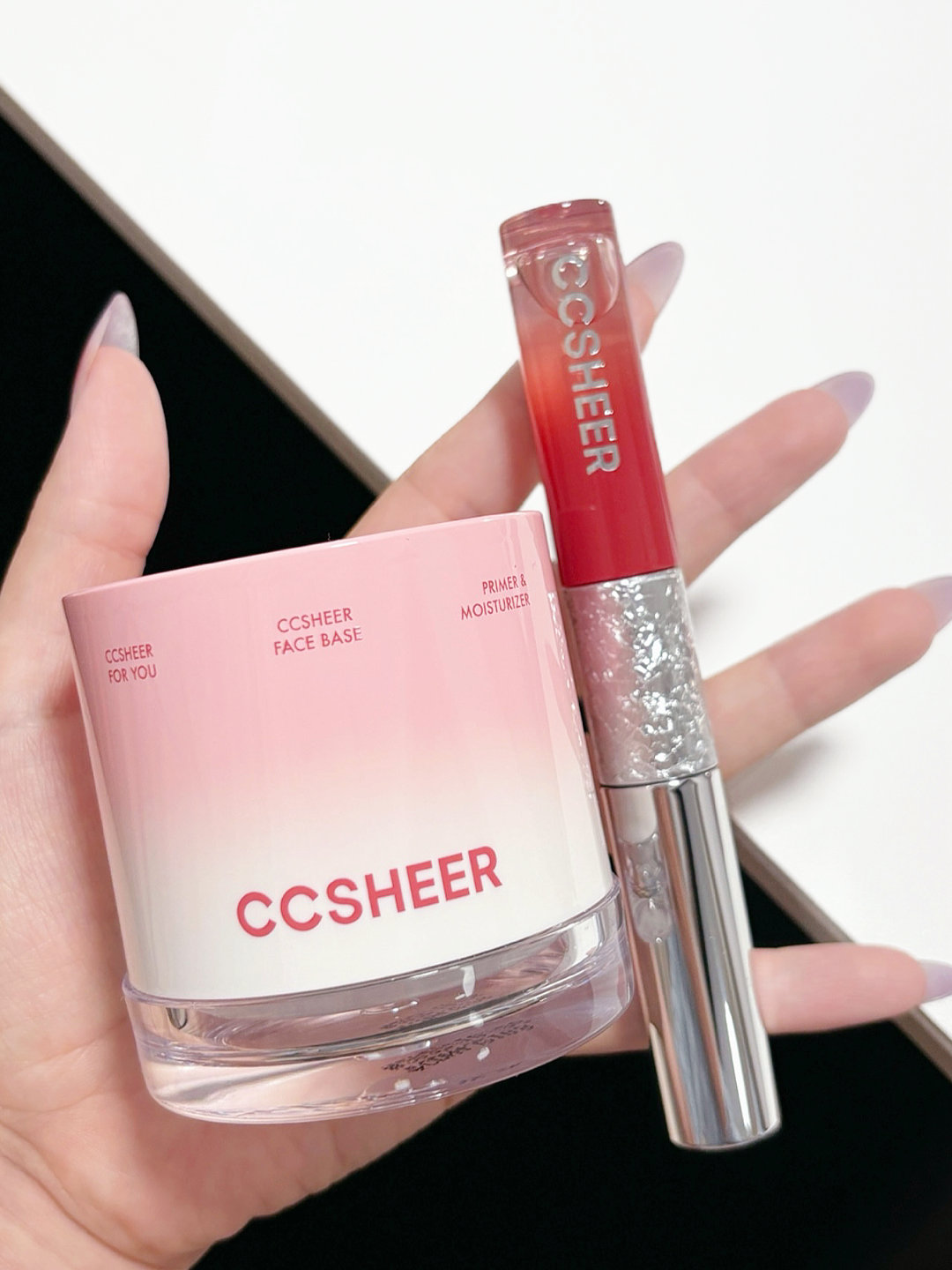 敲🐮伪素颜搭子！！！之前上粉底总是浮粉卡粉，直接一眼假哈哈哈哈😂！后来发现先