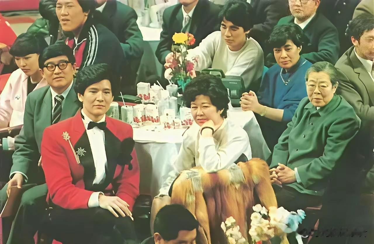 1987年费翔竟然能带着妈妈和姥姥一起上春晚，也是厉害，看他妈妈一点不面善，怪不