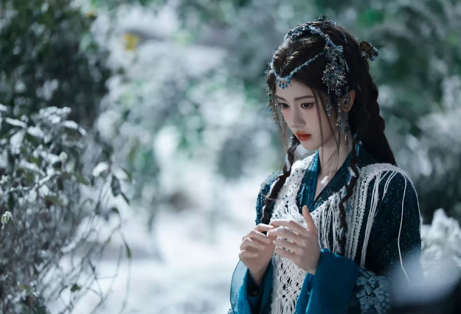 鞠婧祎露芜衣雪地里捡到一只小狐狸鞠婧祎雪地里捡到一只小狐狸哇！ 雪地里捡到一只小