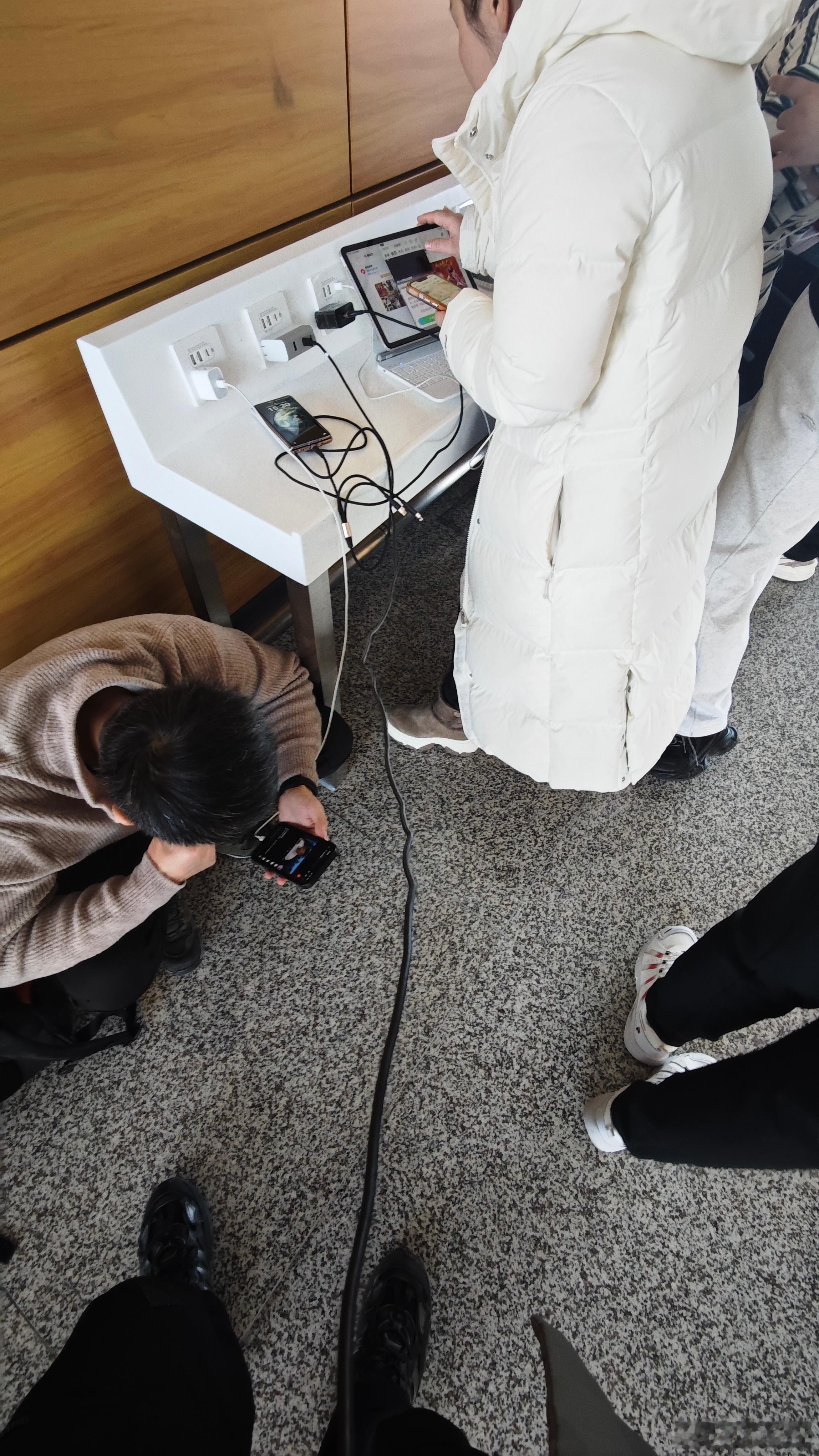 1.5 米的充电线此刻终于发挥了作用 长春·长春龙嘉国际机场