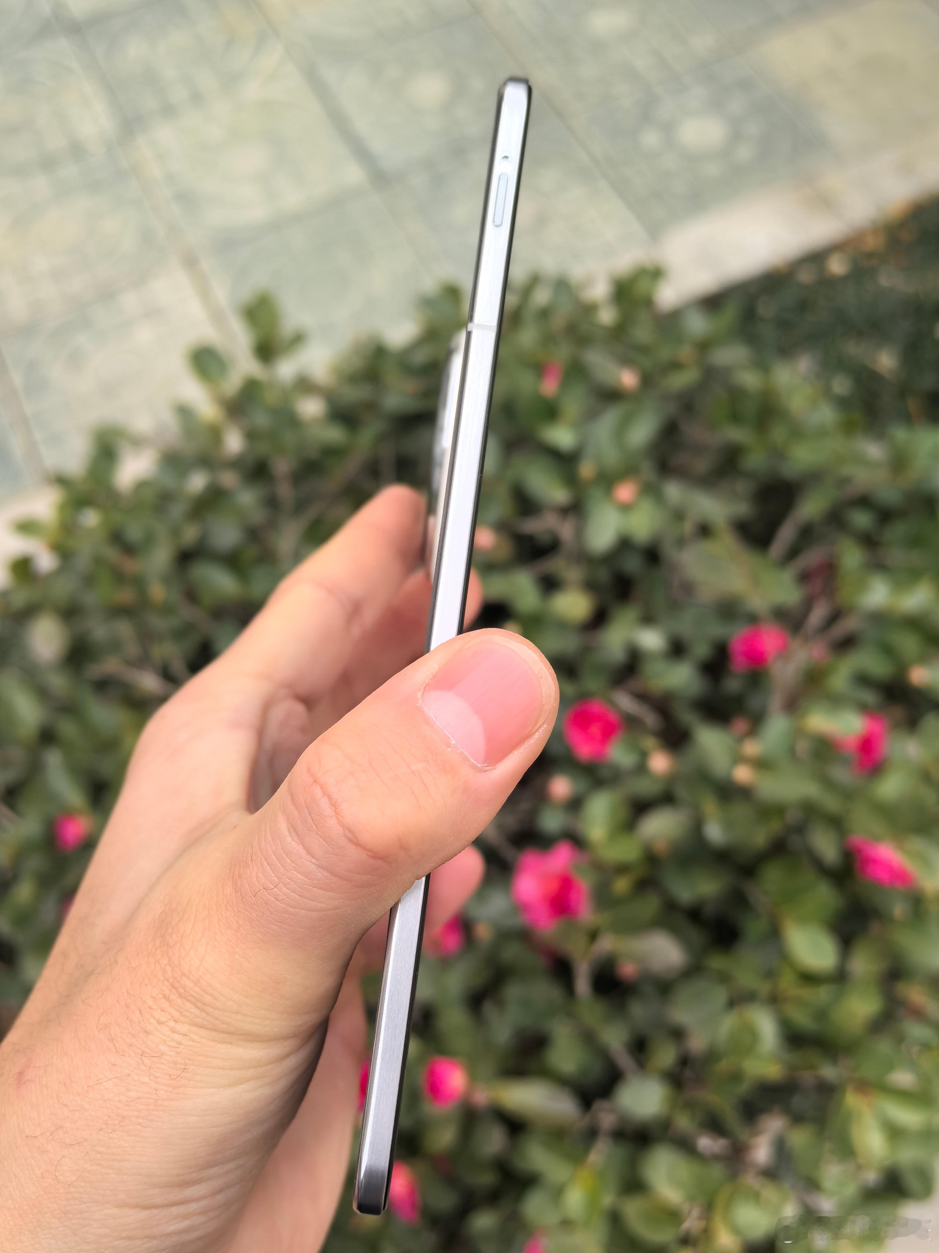 上手 OPPO Find N5 有段时间，最直观的感受是它 8.93mm 的闭合