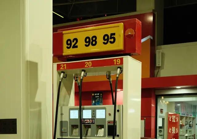 国际油价崩了！
WTI暴跌13%破88美元，
加油站降价要等多久？

朋友们，今