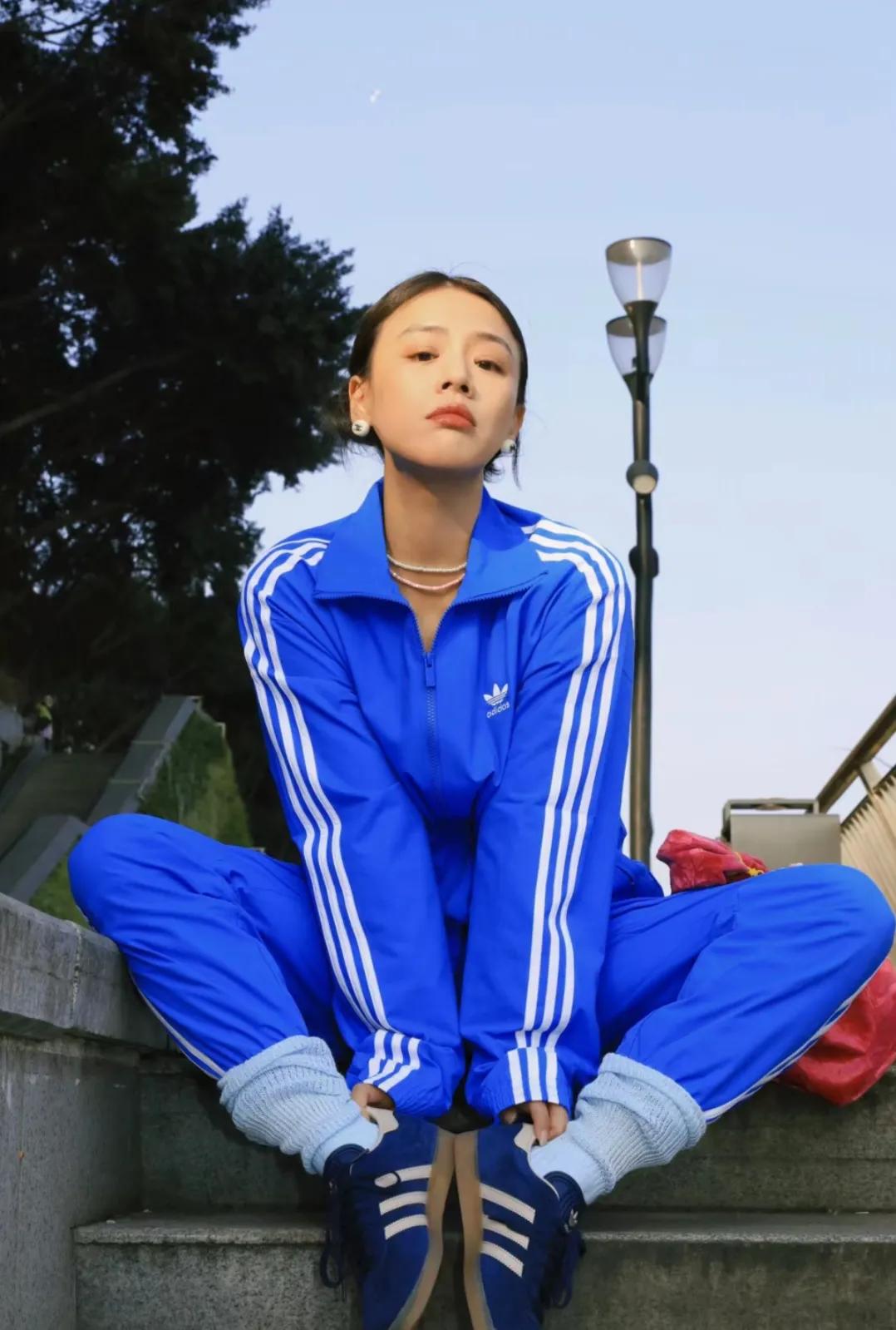 马思纯在重庆南滨路穿着一身蓝色套装拍照，好像高中生啊！太活泼可爱了，能把这么难穿