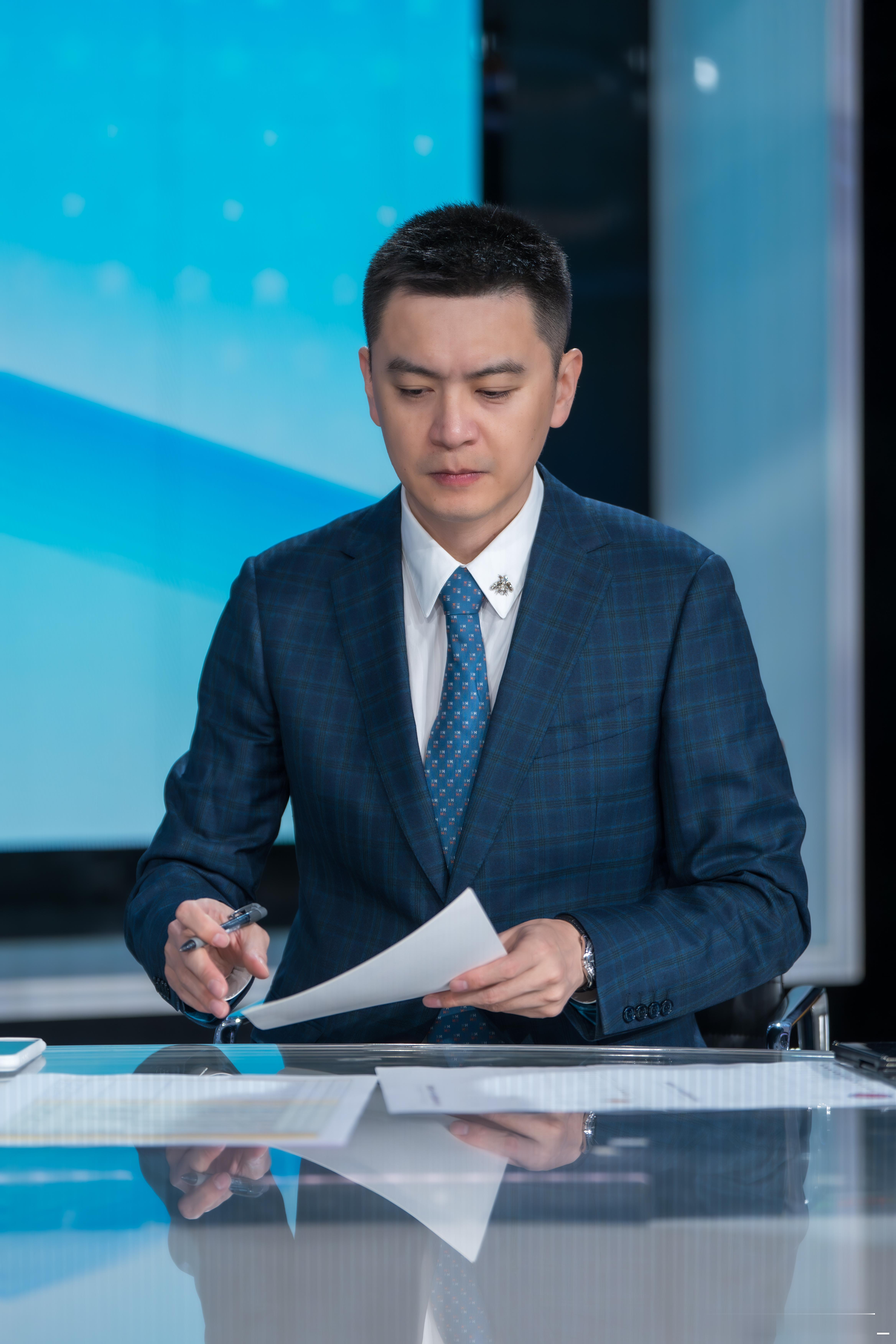 杨鸣  怎么有种新闻联播的感觉