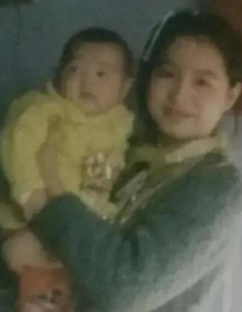 1976年，25岁女知青抱着4岁儿子回京，母亲气得半死，怒骂她未婚先孕，不知羞耻