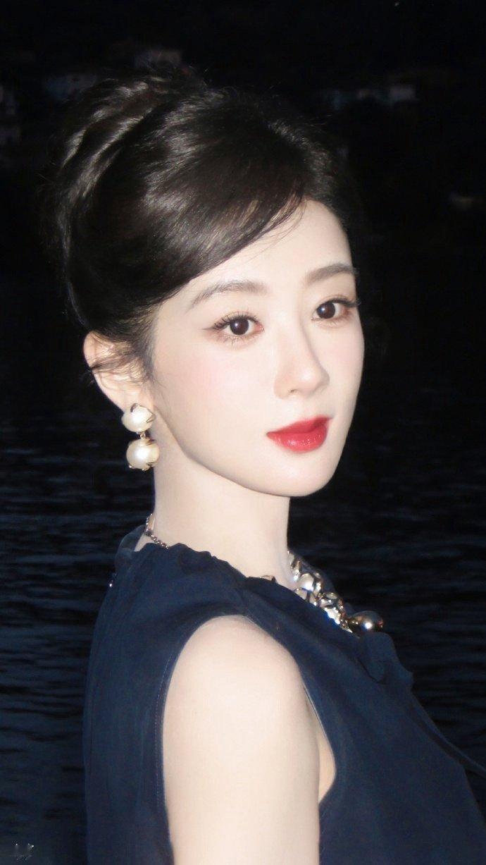 杨紫玉兰花开君再来 💜杨紫董竹君晚霞照在你身上 就是光与温柔的相遇 𝒯𝒽?
