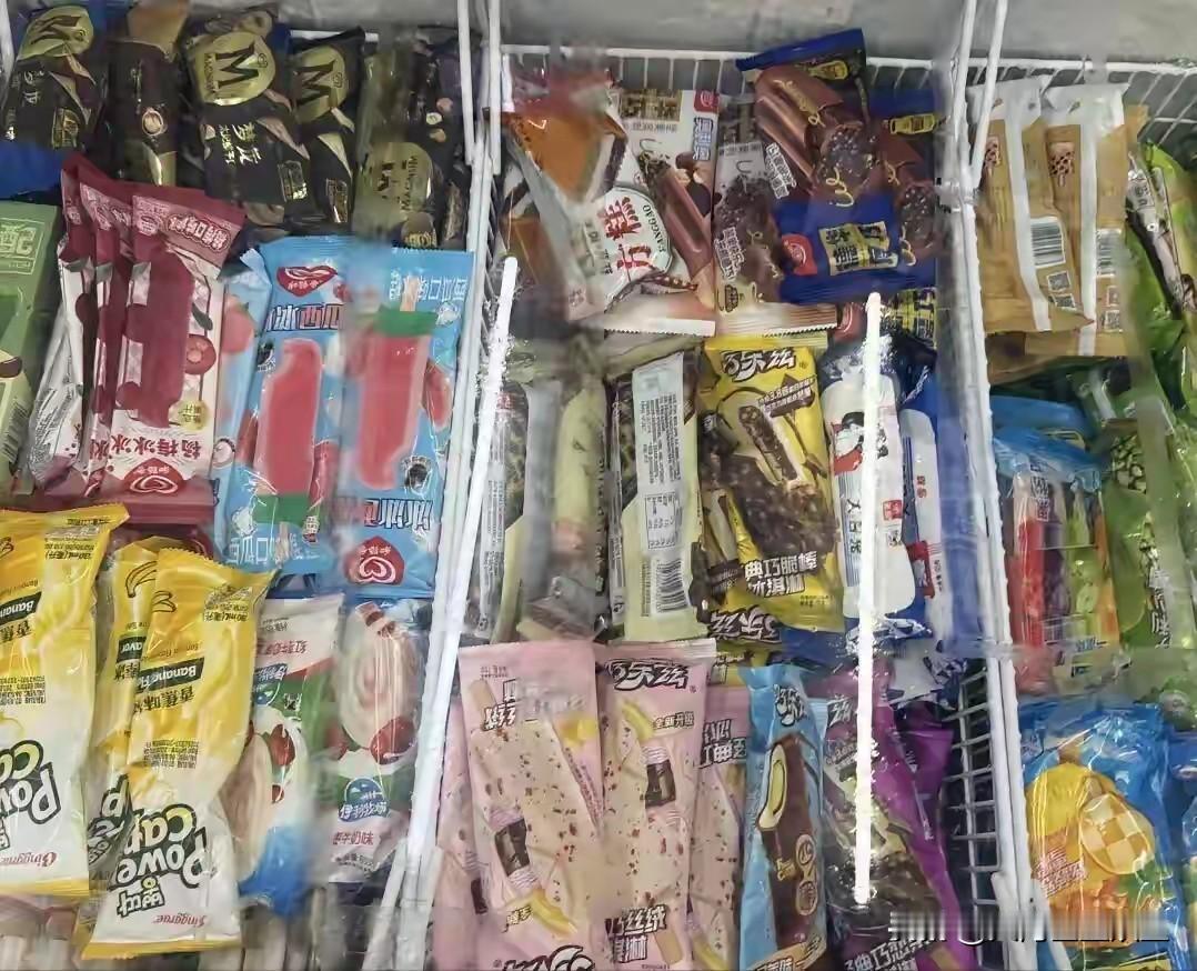 今年的雪糕是真卖不动了？楼下便利店老板跟我吐槽好几次，说冰柜里的雪糕堆得快溢出来