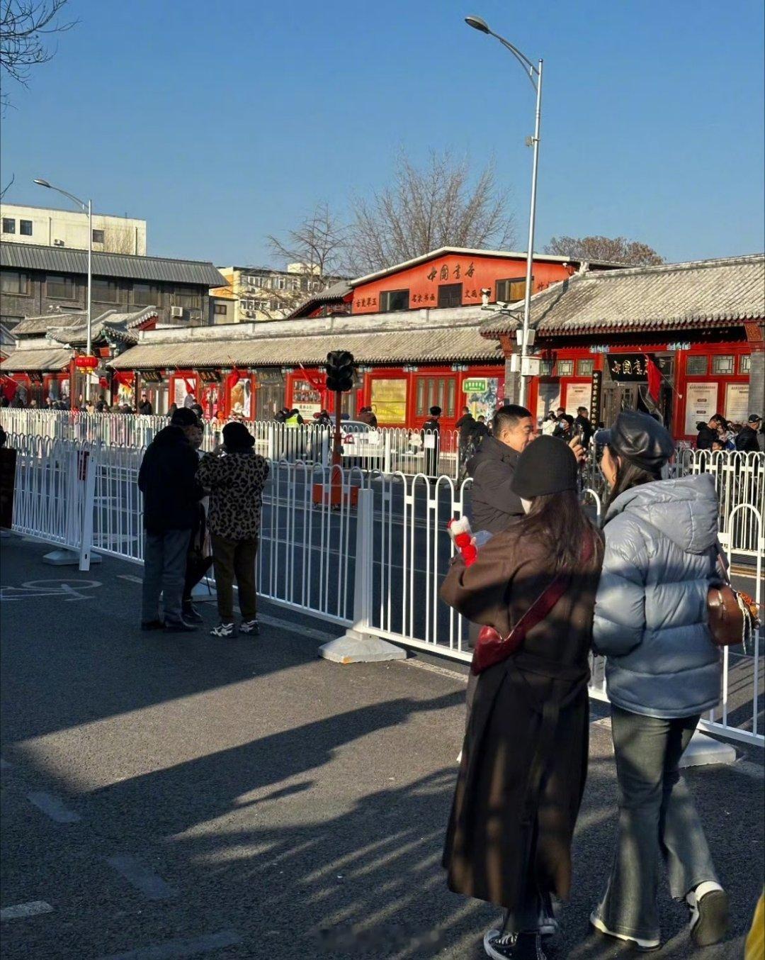 有网友在北京的琉璃厂偶遇了李兰迪啊，好像还是纯素颜出来晃悠的李兰迪，这个幸运值也