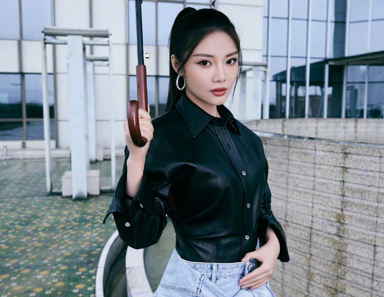 徐冬冬 寸头也和婚礼不冲突 谁说新娘必须长发盘起？徐冬冬寸头造型飒爽登场，婚礼是