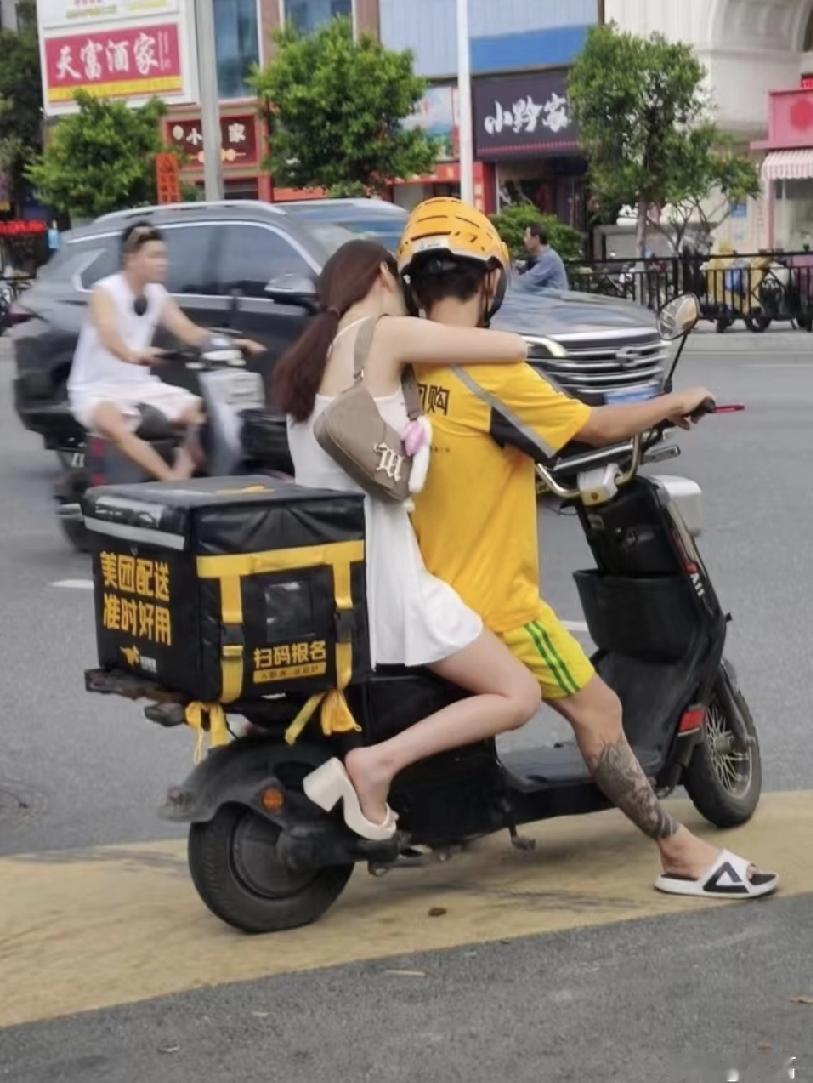 我很感谢他送了6年外卖，赚钱供我读完了本科和研究生，但是现在我们的层次不一样了。