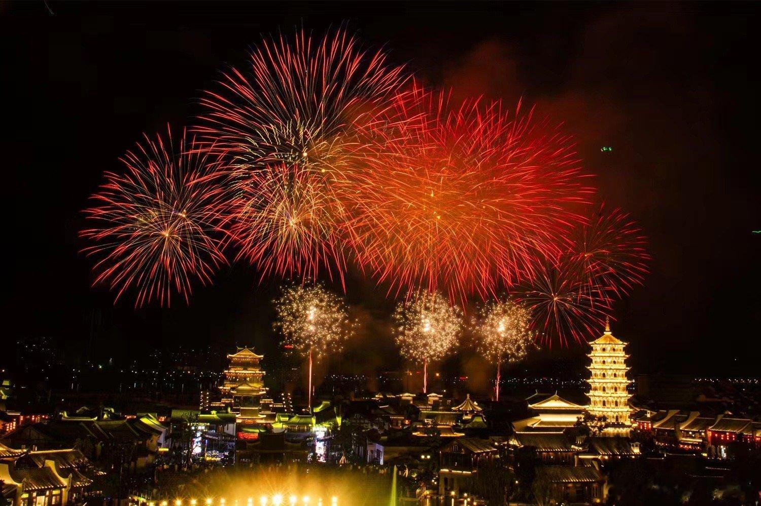 #闽越水镇七夕心形烟花# 七夕时节烟火夜幕下的闽越不夜城，你不可错过的福州式浪漫