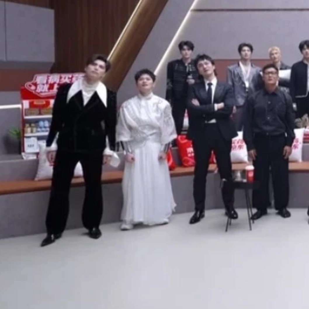 这个站位曹骏真的好小小一只啊！！！！怪可爱的嘞！ 