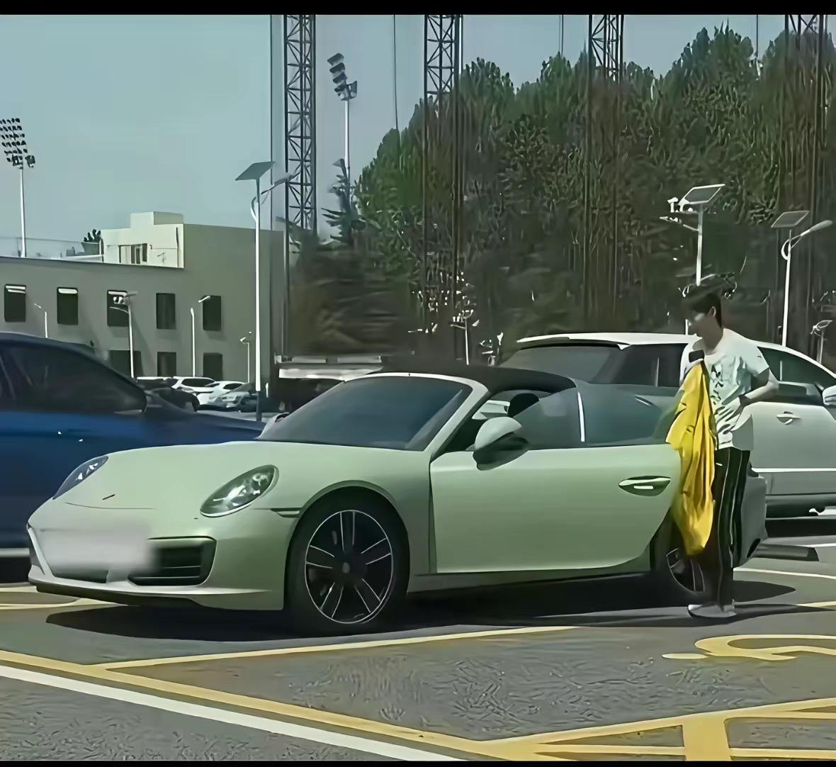 天呐😧王曼昱竟然早就把驾照考过啦——最近都是自己开车🚗上下训！
以前看过王曼