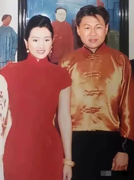 1996年，巩俐嫁给新加坡烟草大王黄和祥，那时31岁的巩俐初婚，满心期待与对方白