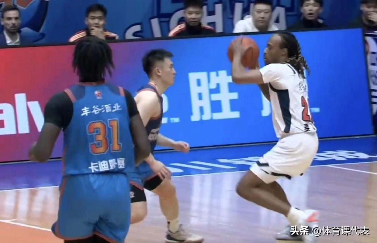 面对倒数第一四川重拳出击，广东男篮半场4人得分上双领先四川31分！北京时间202