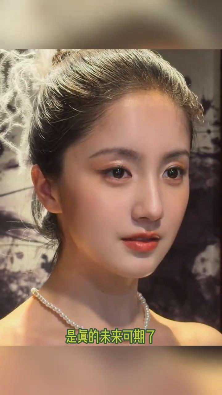 真不怪中国人喜欢学历崇拜，这个长相放在现在的内娱是真的未来可期了。中戏本硕连读，
