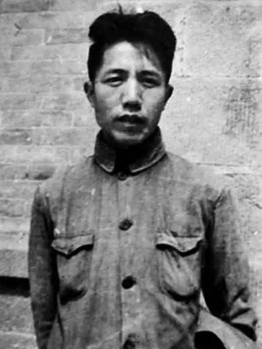 1980年，作家周扬回乡探亲，顺道去看前妻吴淑媛墓，谁料，半路突然大雨倾盆，顿感