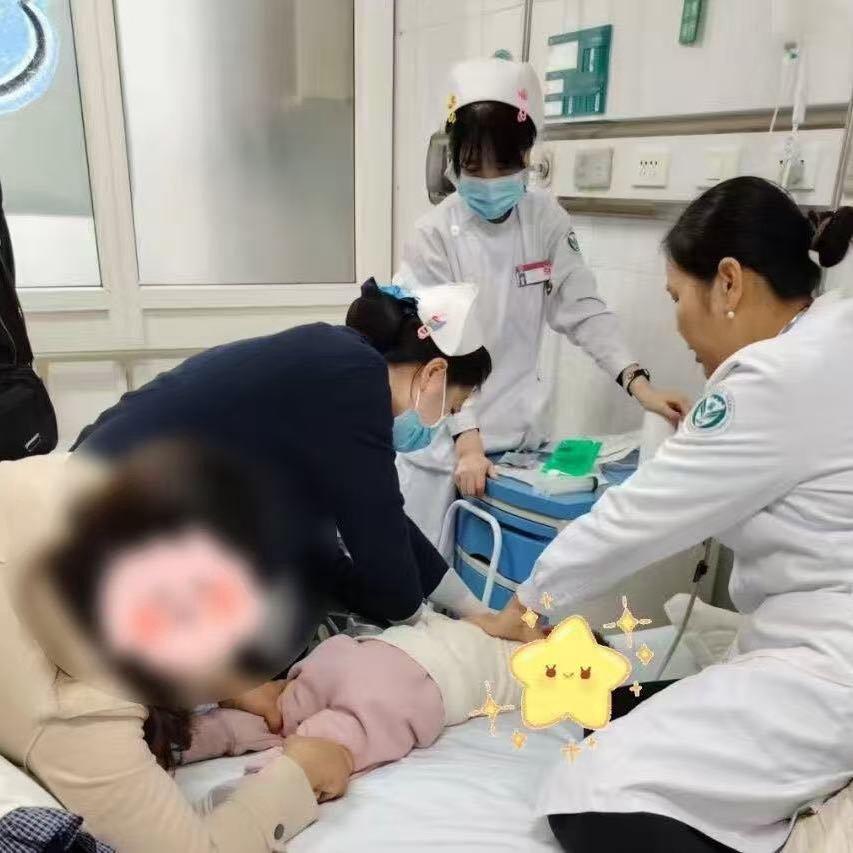 陕西西安一位家长抱着1岁宝宝焦急地冲进医院，原来孩子在家误服了两片成人剂量的头孢