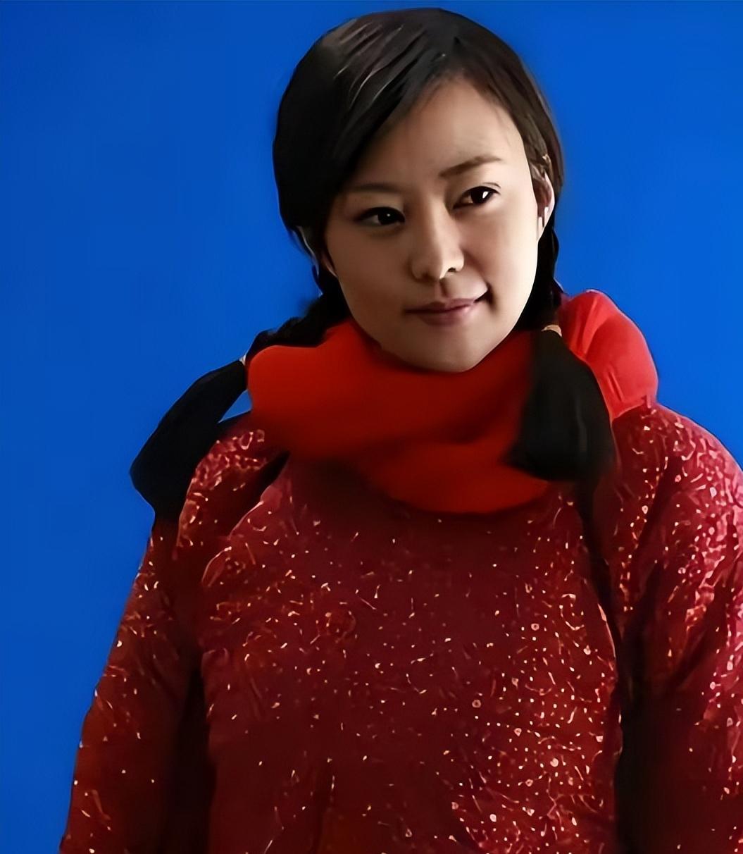 1971年，北京知青邵东平娶了地主家的女儿，洞房花烛夜，新娘问他：“东平哥，我家