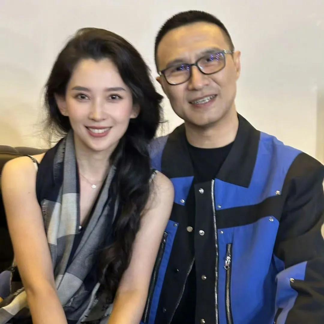 近日有网友在汪峰女友森林北评论区留言说：“民政局欠汪峰一张会员卡”疑似内涵汪峰是