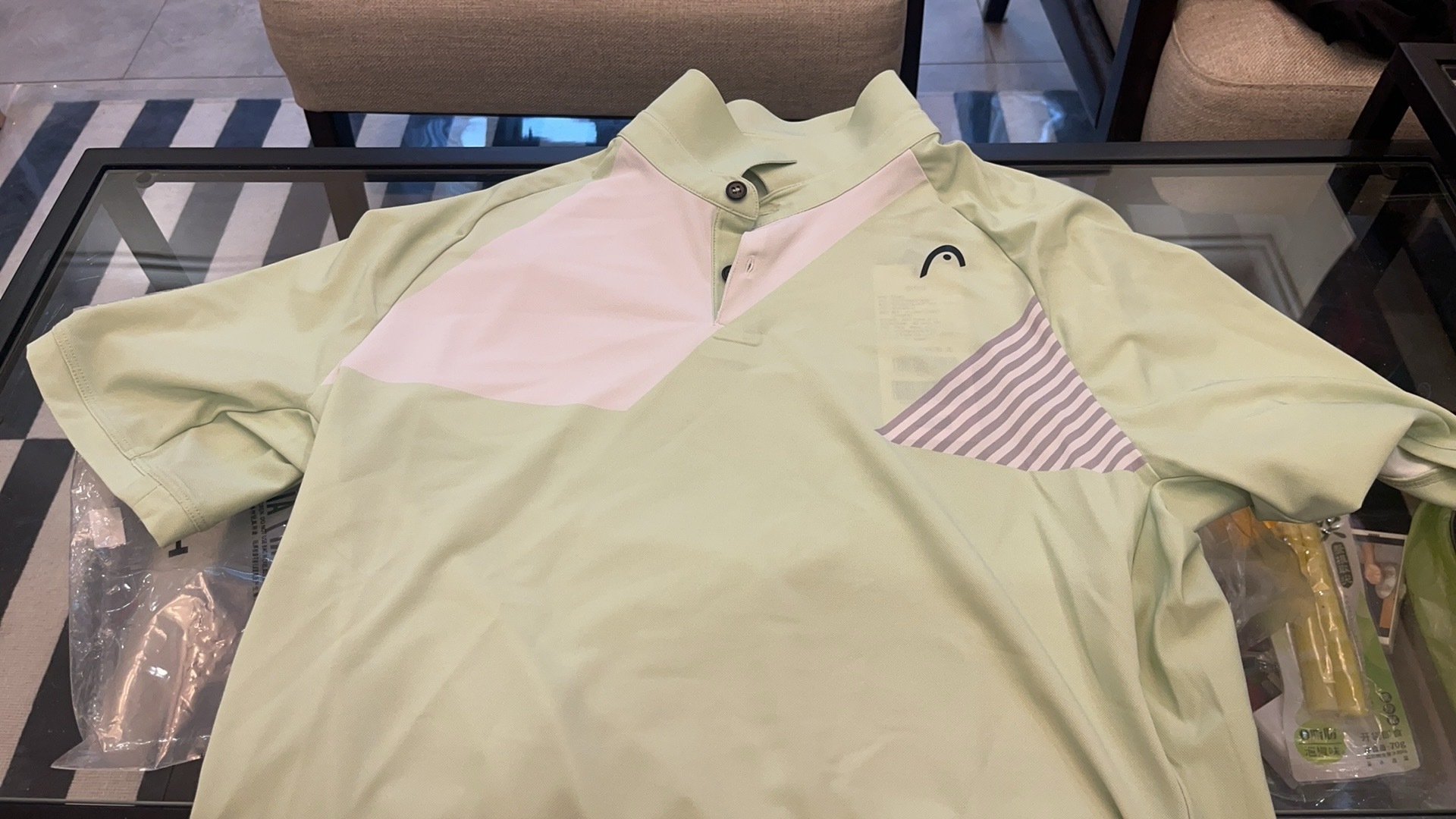 喜得一件新衣服和一个新包，哈哈，衣服已经穿了，这个包不错，太原网球协会的专属镭射