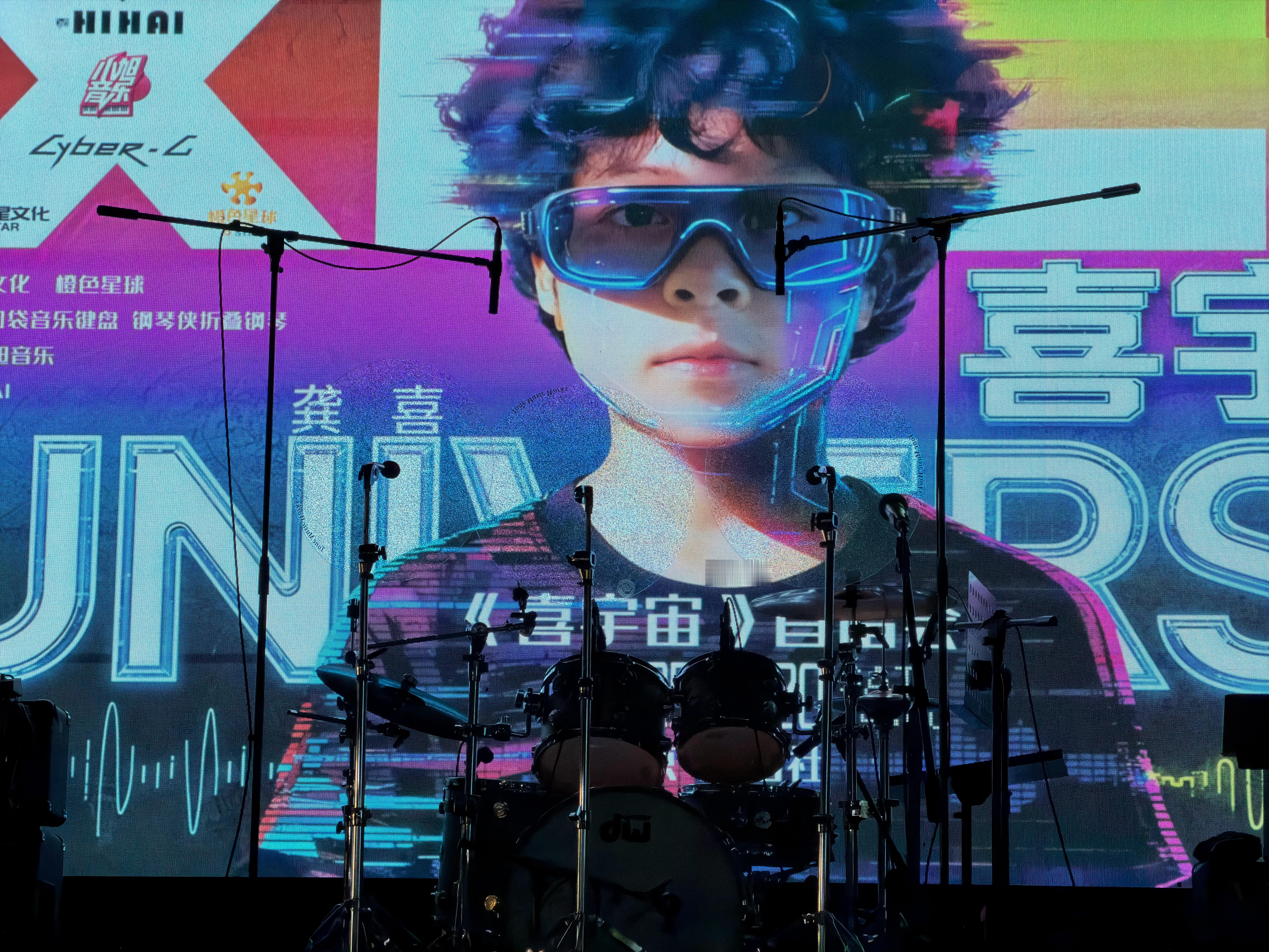 周末被大学女同学（没有展开说说）拉来参加她们的新品活动，口袋音乐键盘这个品类看起