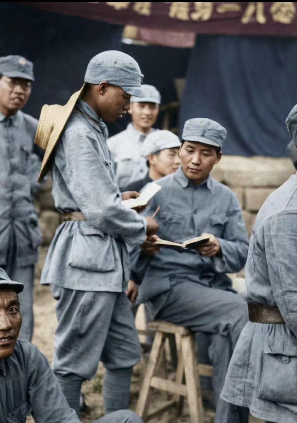 教员和一位八路军小战士亲切交流