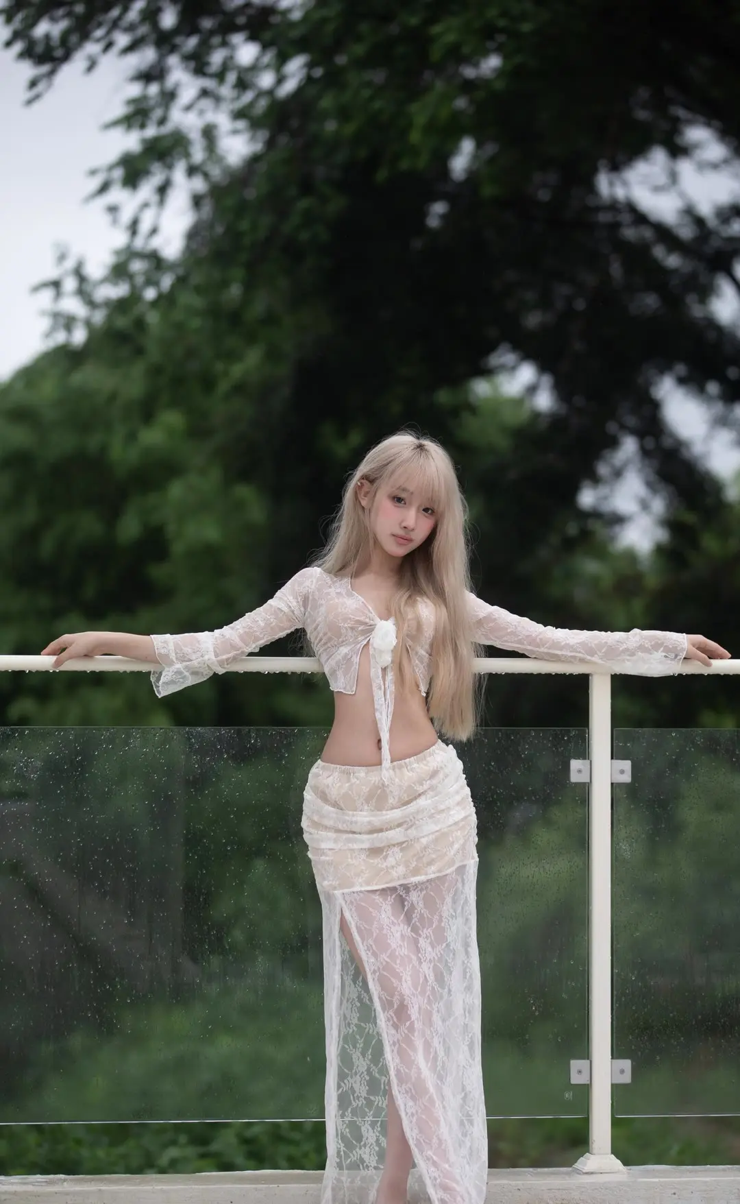 我的生命是潮湿绿意交错。