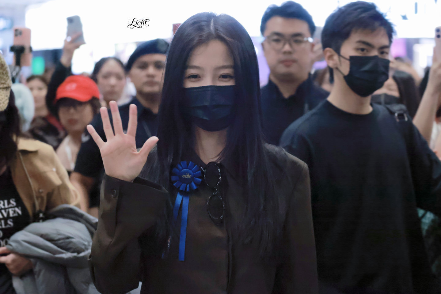 好喜欢这张，就这么笑眯眯的和小石榴们打招呼，欧尼🥹 