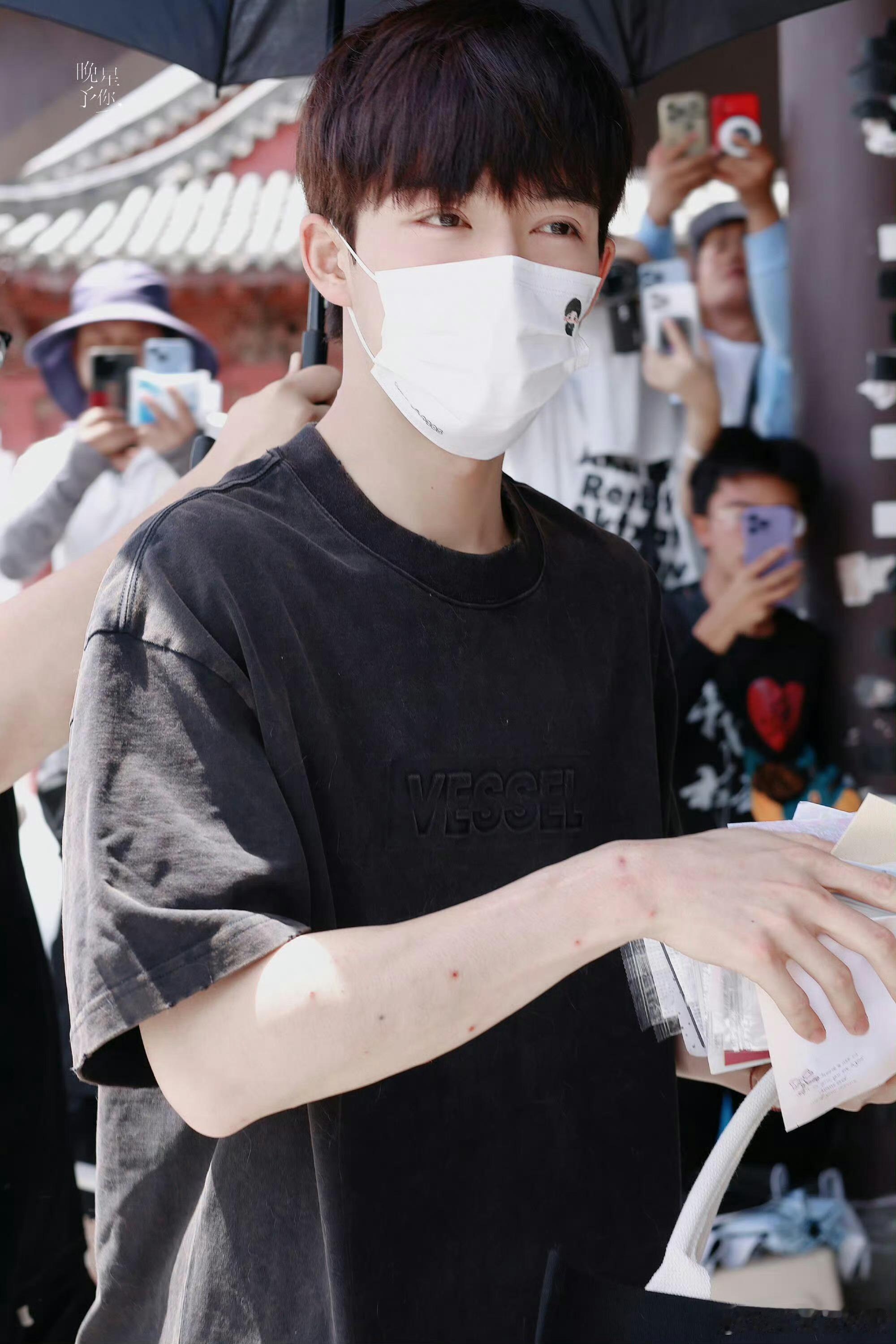 王星越蚊子咬这么多人关心，我天天被咬啊，也没这样可怜 ​​​